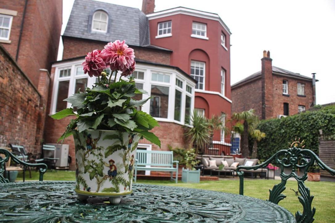 Darwin'S Townhouse Bed and Breakfast Shrewsbury Eksteriør billede The garden of the former school