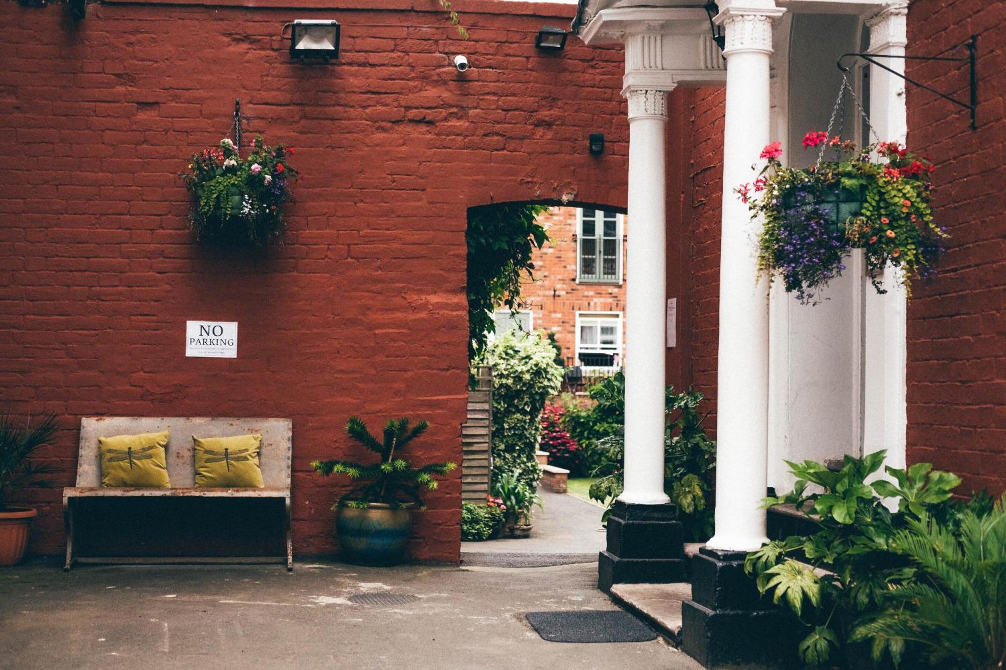 Darwin'S Townhouse Bed and Breakfast Shrewsbury Eksteriør billede The entrance to the courtyard of the former St. Mary's Hospital
