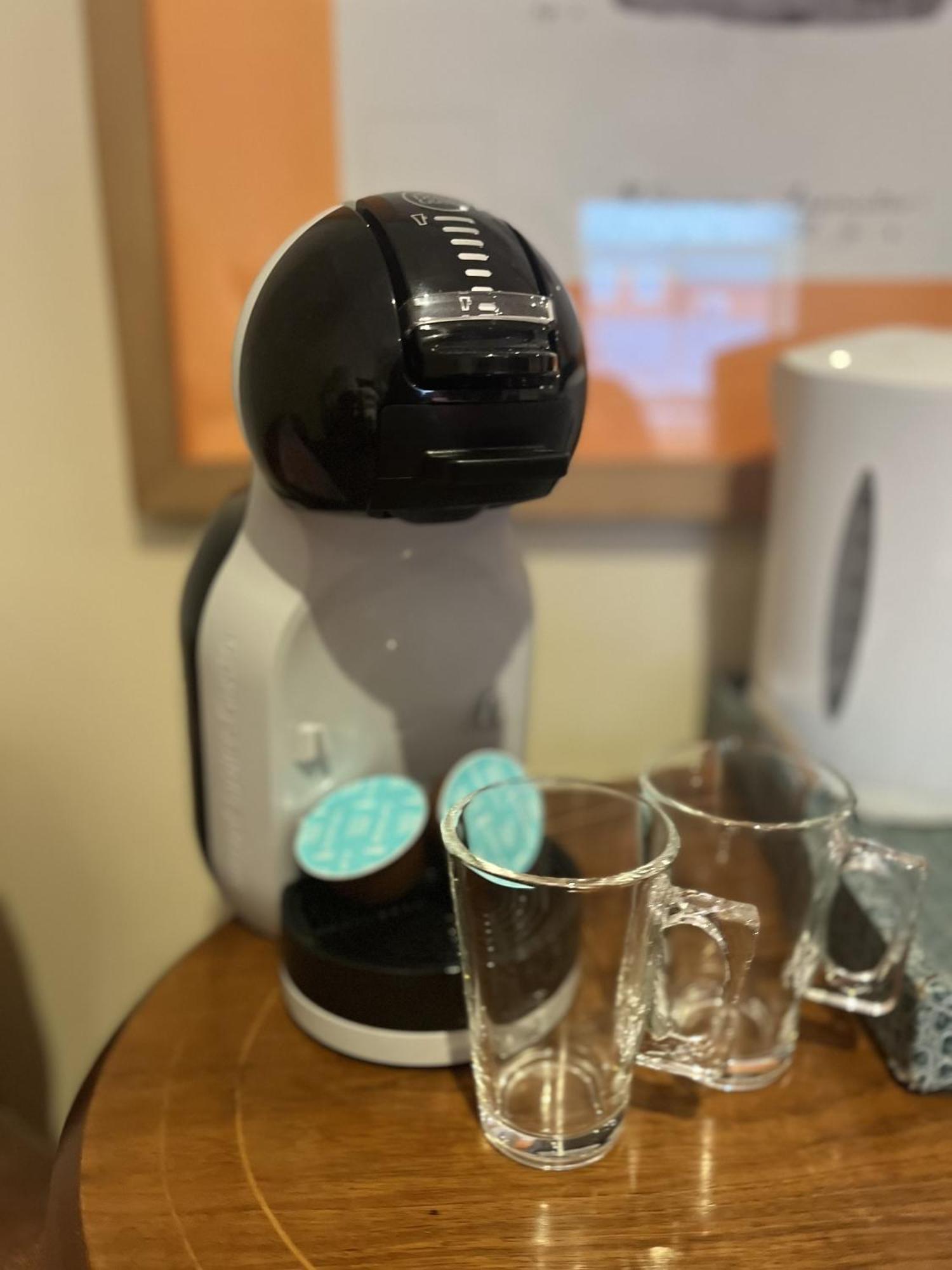 Darwin'S Townhouse Bed and Breakfast Shrewsbury Værelse billede A Dolce Gusto coffee machine