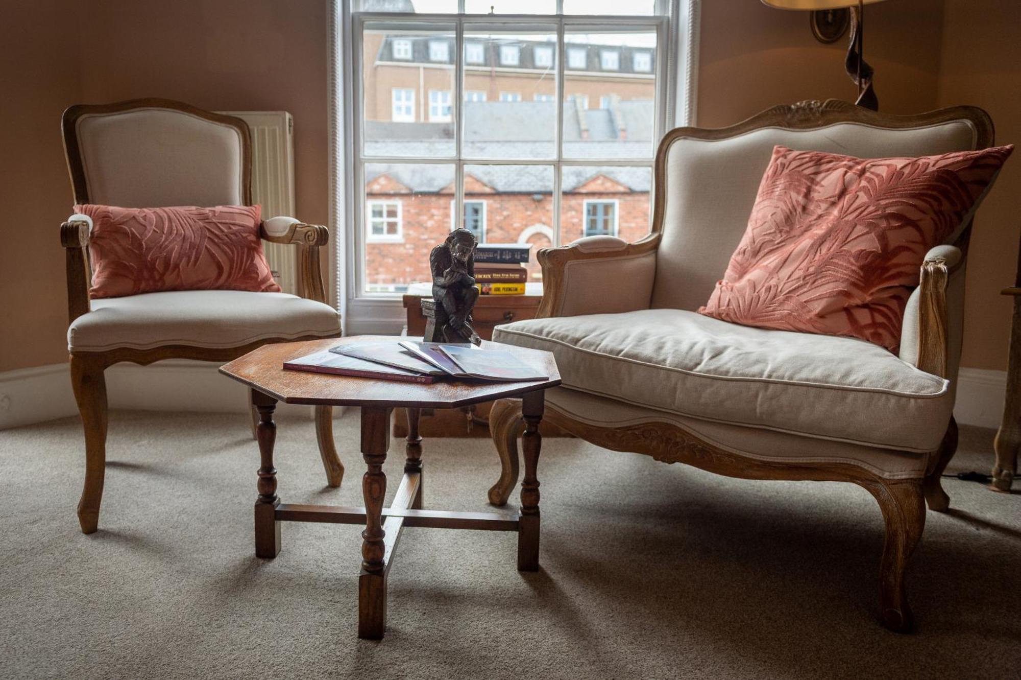 Darwin'S Townhouse Bed and Breakfast Shrewsbury Værelse billede The interior of the Old Bank House