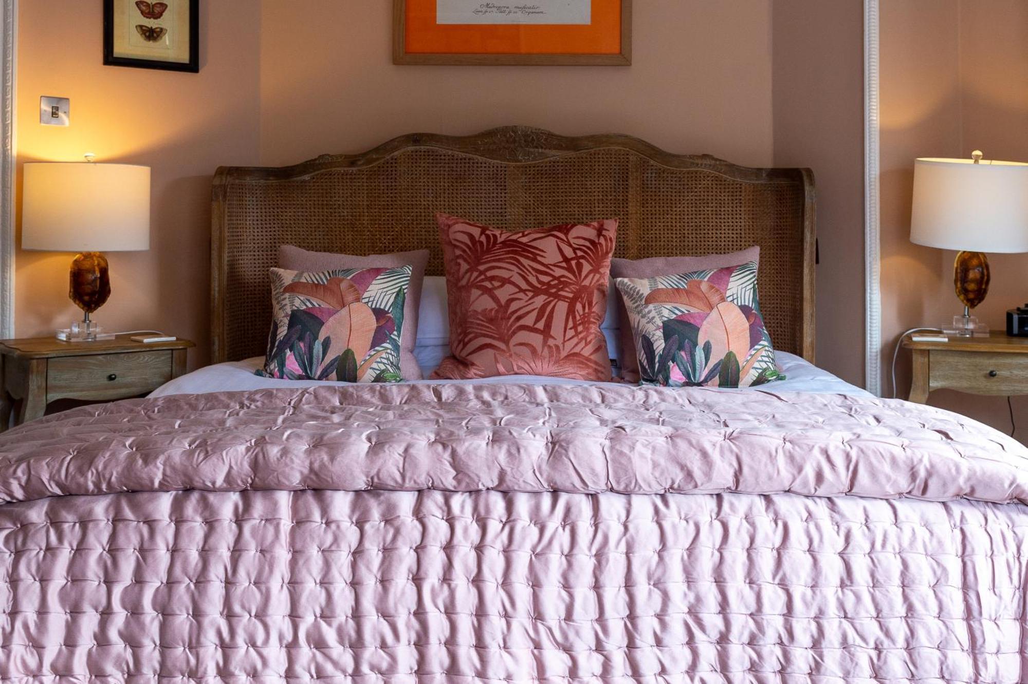 Darwin'S Townhouse Bed and Breakfast Shrewsbury Værelse billede A bed with a duvet
