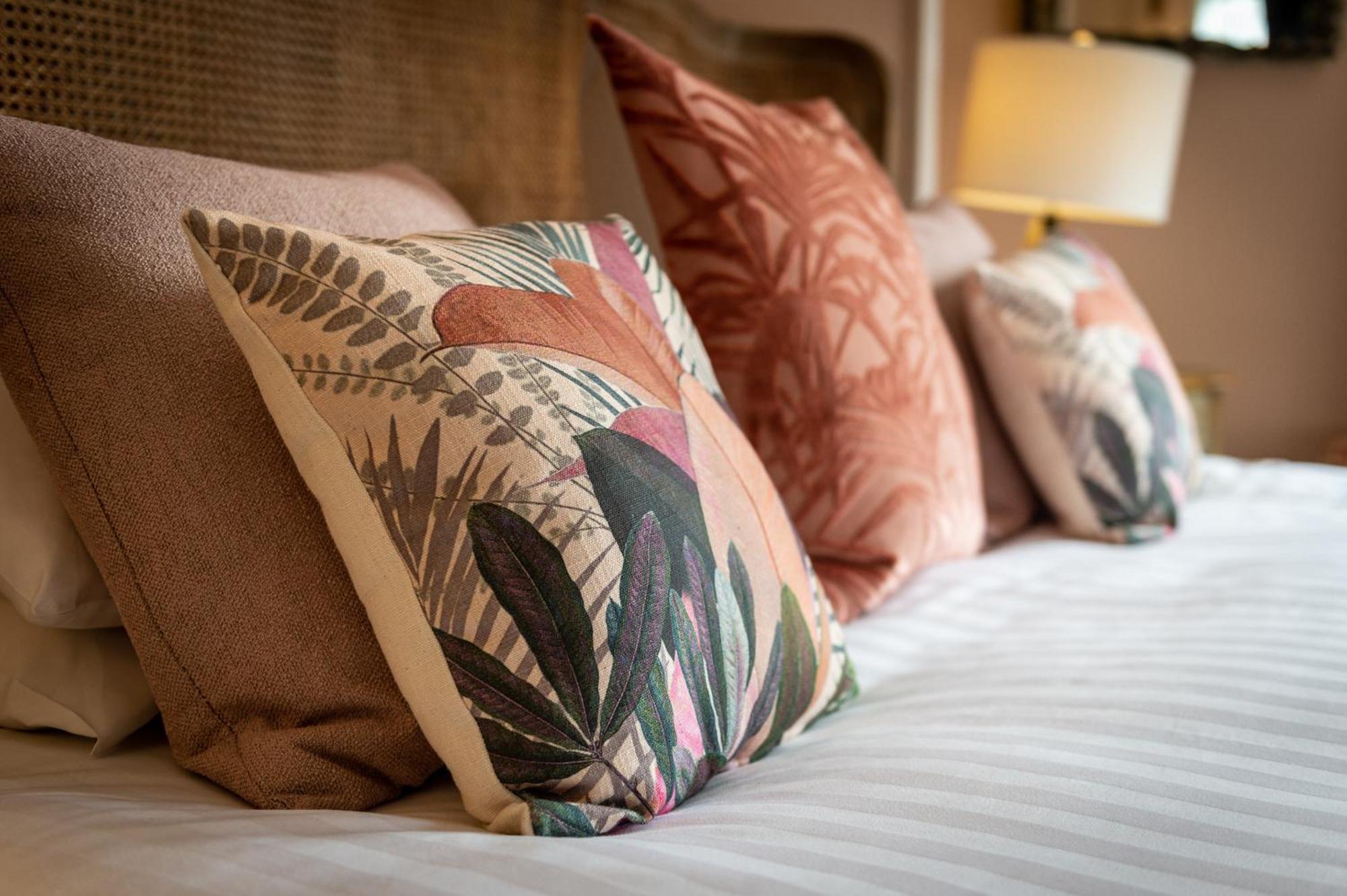 Darwin'S Townhouse Bed and Breakfast Shrewsbury Værelse billede Cushions on a bed
