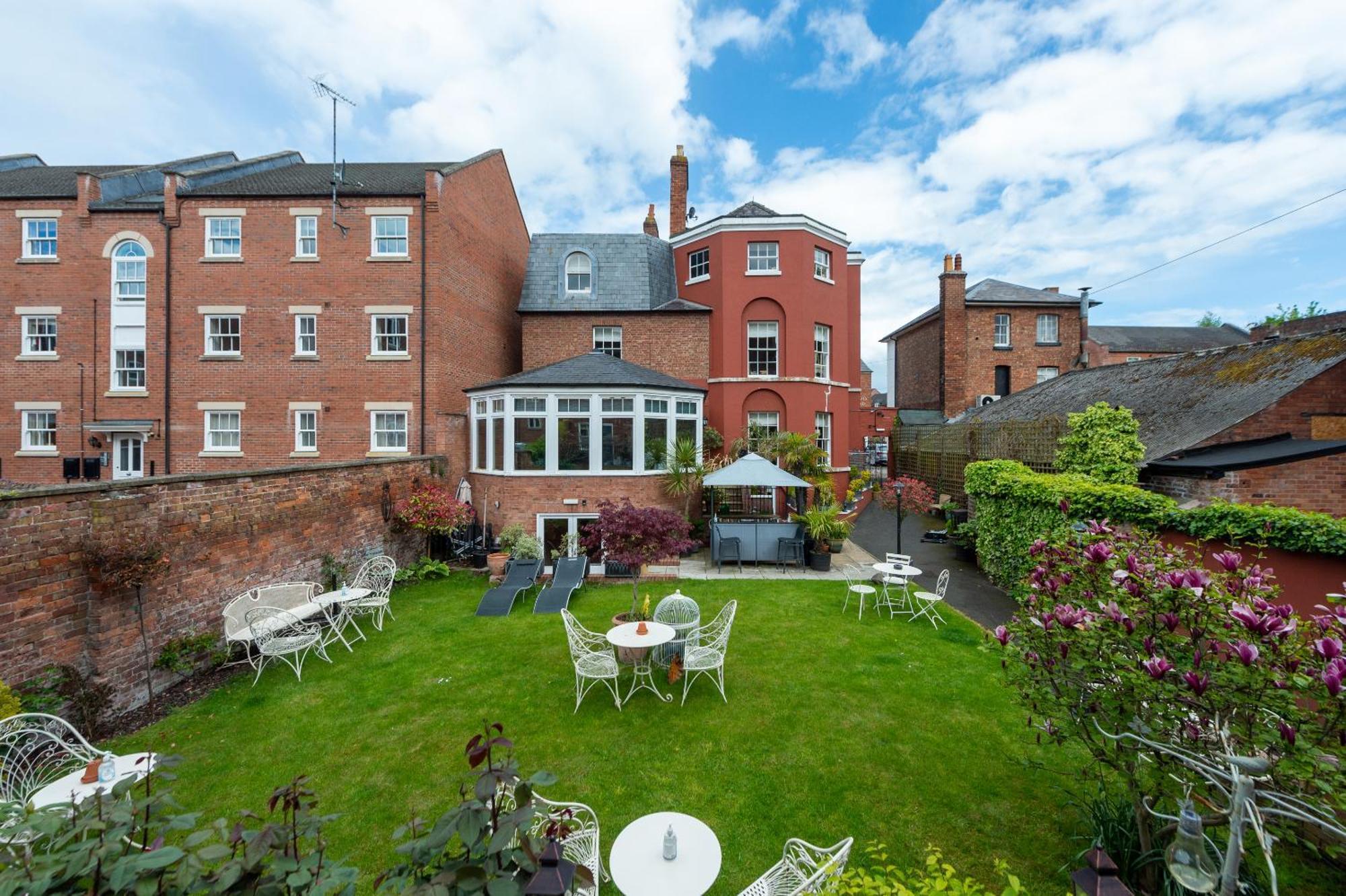 Darwin'S Townhouse Bed and Breakfast Shrewsbury Værelse billede The garden of the hotel